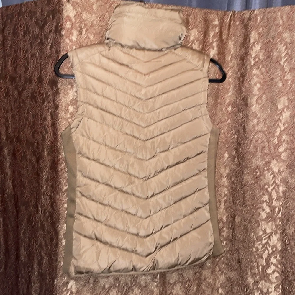 NWOT SPECIAL ONE Premium Quality Women's Beige Puffer Vest. Size Small - Picture 2 of 7